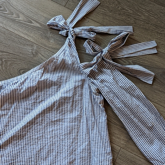 Club Monaco - Picture 2 of 4